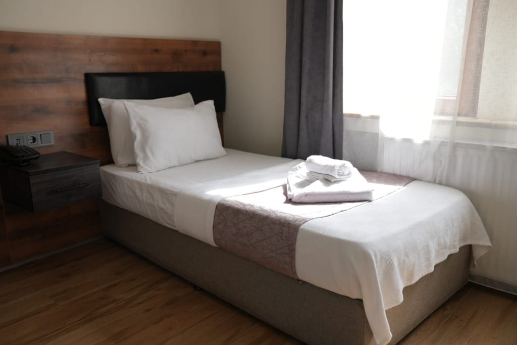 Bandırma iş seyahatleri için uygun, çalışma masalı modern tek kişilik otel odası.